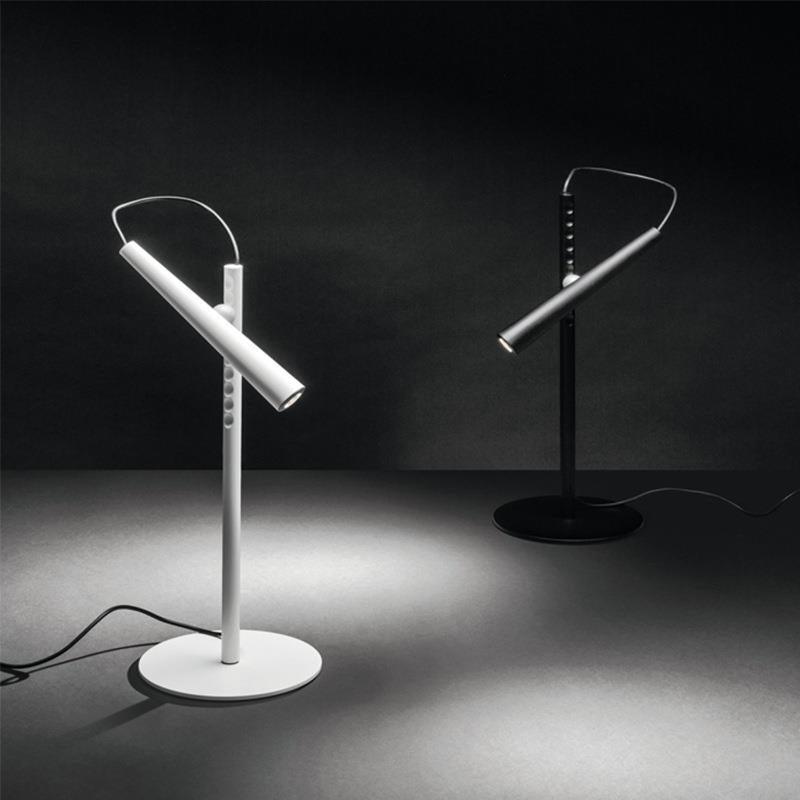 Verstellbare LED Schreibtischlampe mit elegantem Design