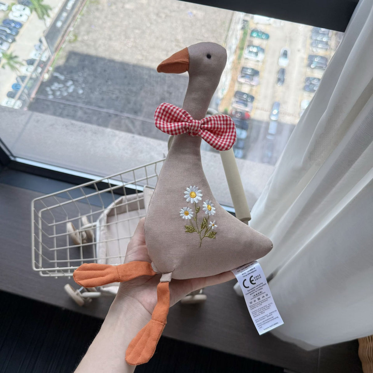 Handgefertigte Bio-Baumwolle Hasenpuppe mit Leinenjacke und karierten Shorts