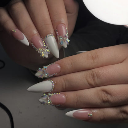 Elegantes Stiletto-Nagelkunst-Set mit Edelsteinakzenten Brehn