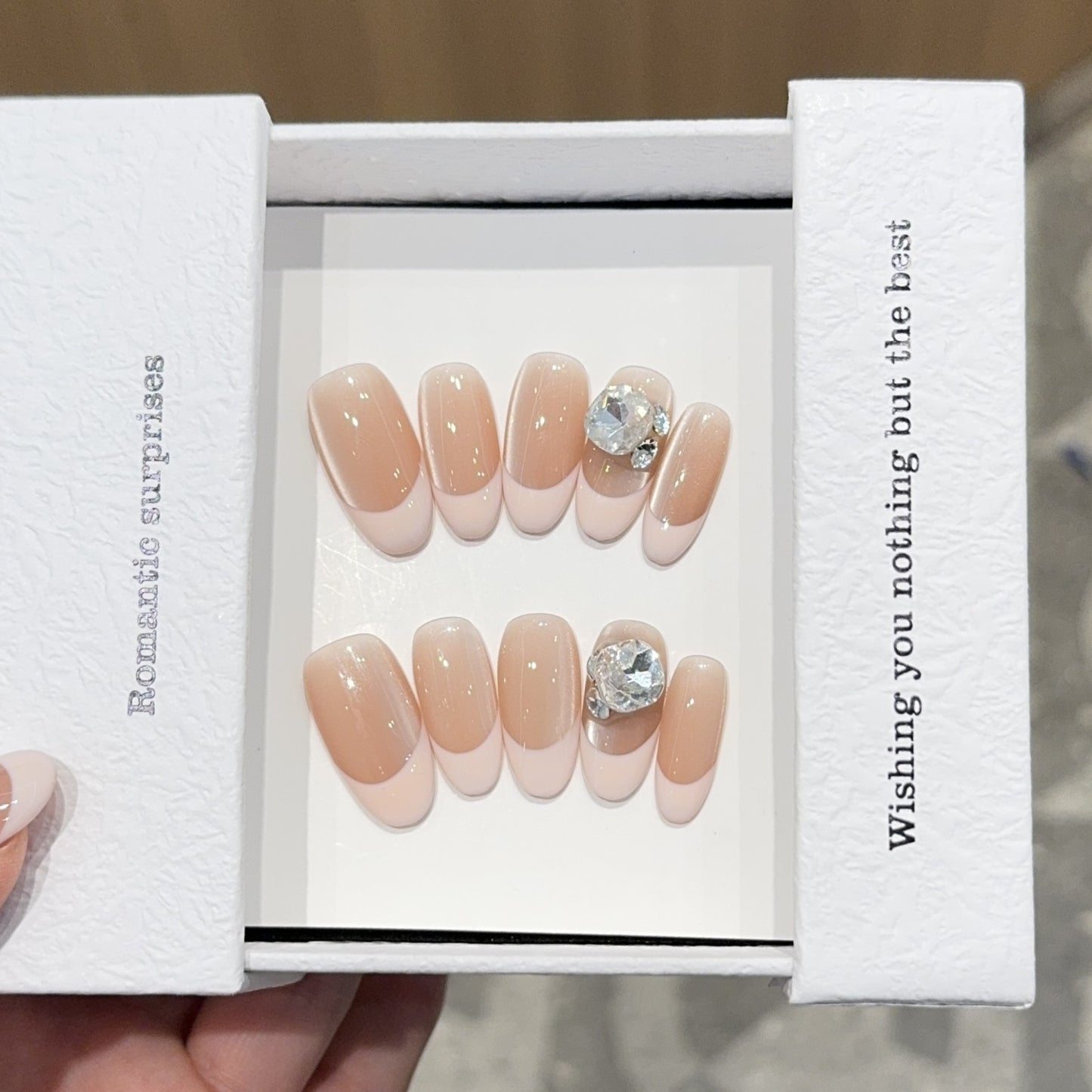 Kunstnagelspitzen mit Eleganten Strassakzenten Brehn