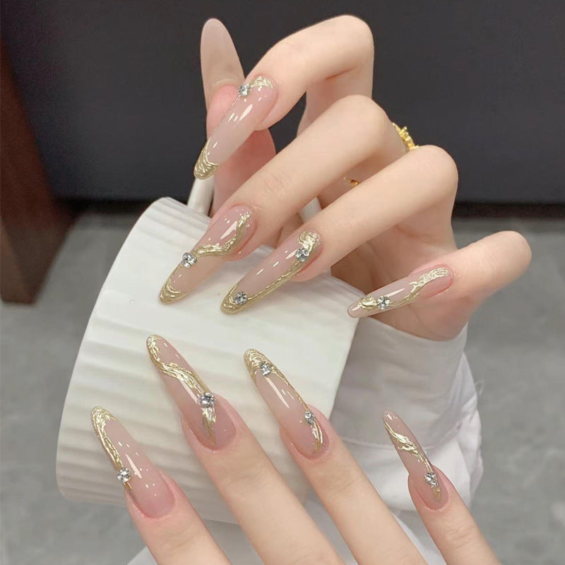 Kunstnagelset mit elegantem Gold-Design und funkelnden Applikationen Brehn