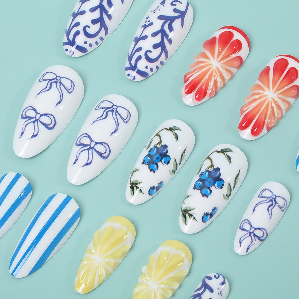 Kunstnagel Set mit handgefertigten floralen und grafischen Designs Brehn