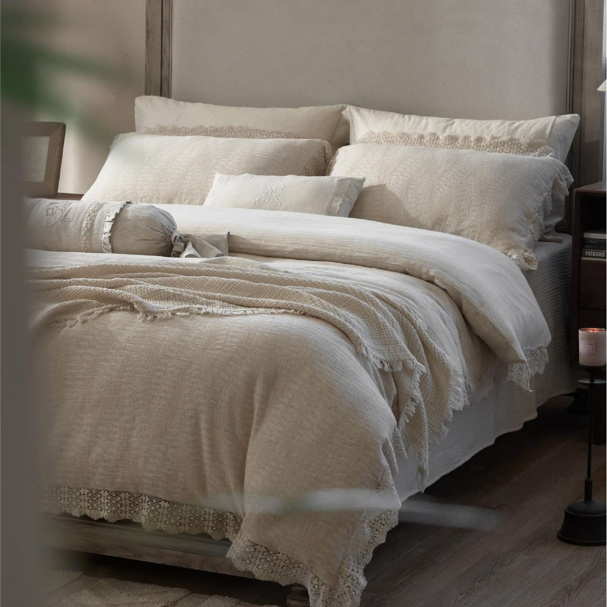 Gewaschenes Flachs-Leinen Bettbezugset mit Häkelspitze und besticktem Bolster
