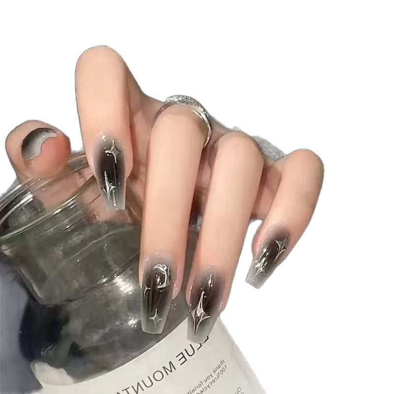 Glamouröse Kunstnägel mit Strassdetails Brehn
