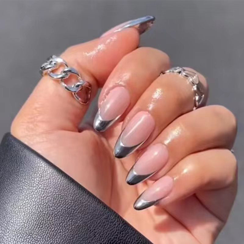 Glänzendes Stiletto Druck-Nagel-Set mit Silber-Akzenten Brehn