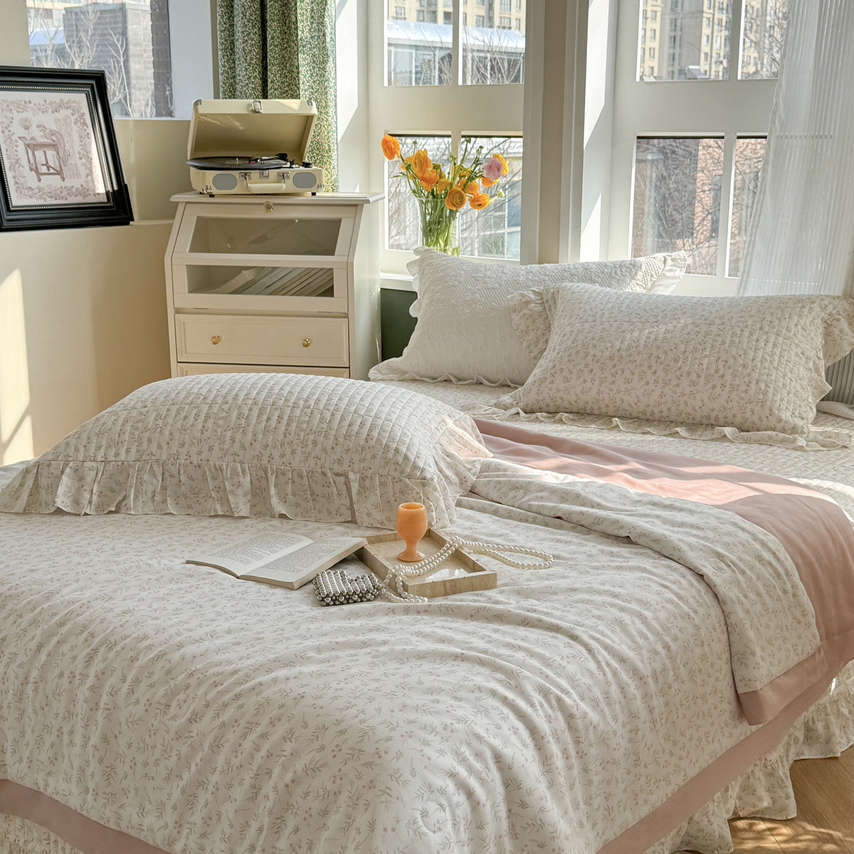 Geknöpftes Blumen-Rüsch-Bettüberwurf-Set mit wendbarem Leichtquilt und dekorativen Kissenbezügen