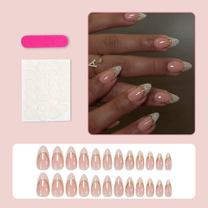 Kunstnagelset mit elegantem Goldrand und natürlich wirkendem Finish Brehn
