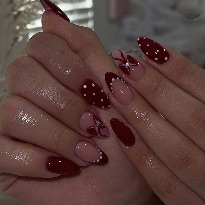 Kunstvolle Nageldesigns mit floralen und geometrischen Akzenten Brehn