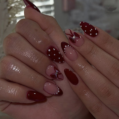 Kunstvolle Nageldesigns mit floralen und geometrischen Akzenten Brehn
