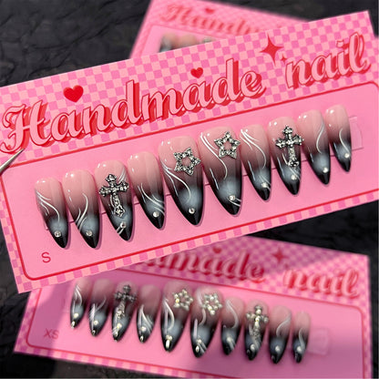 Kunstvolle Stiletto-Nägel mit elegantem Glitzer-Design Brehn