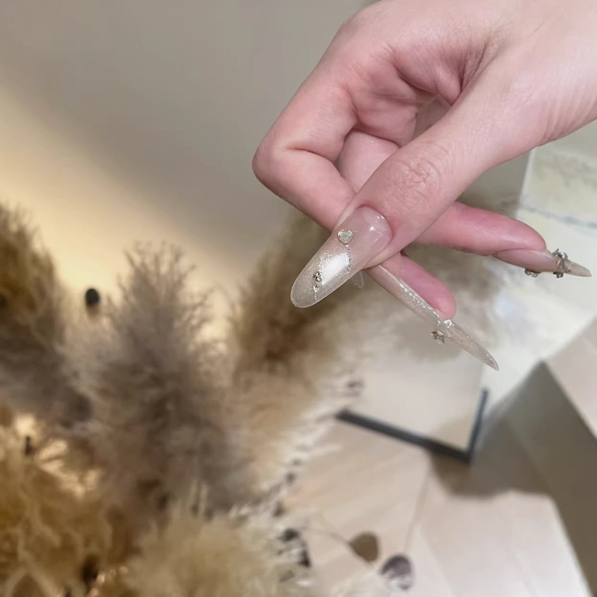 Künstlerische Stiletto Nagelkunstverlängerungen mit Strassakzenten