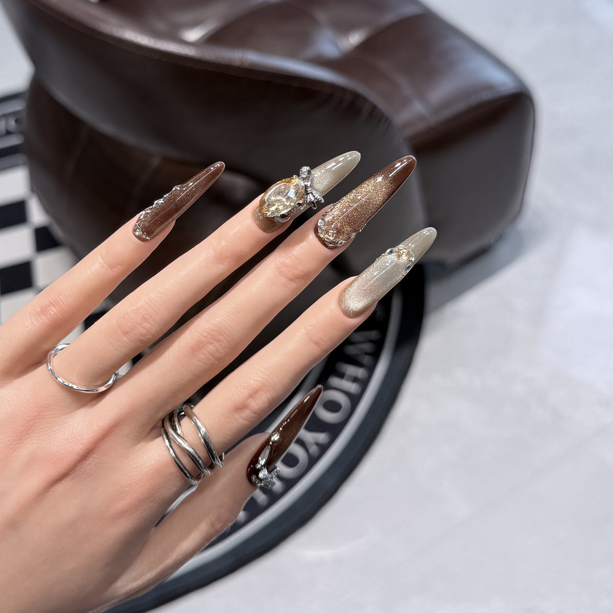 Künstlerisches Stiletto Press-On Nagelset mit Edelsteinakzenten Brehn