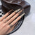 Künstlerisches Stiletto Press-On Nagelset mit Edelsteinakzenten Brehn