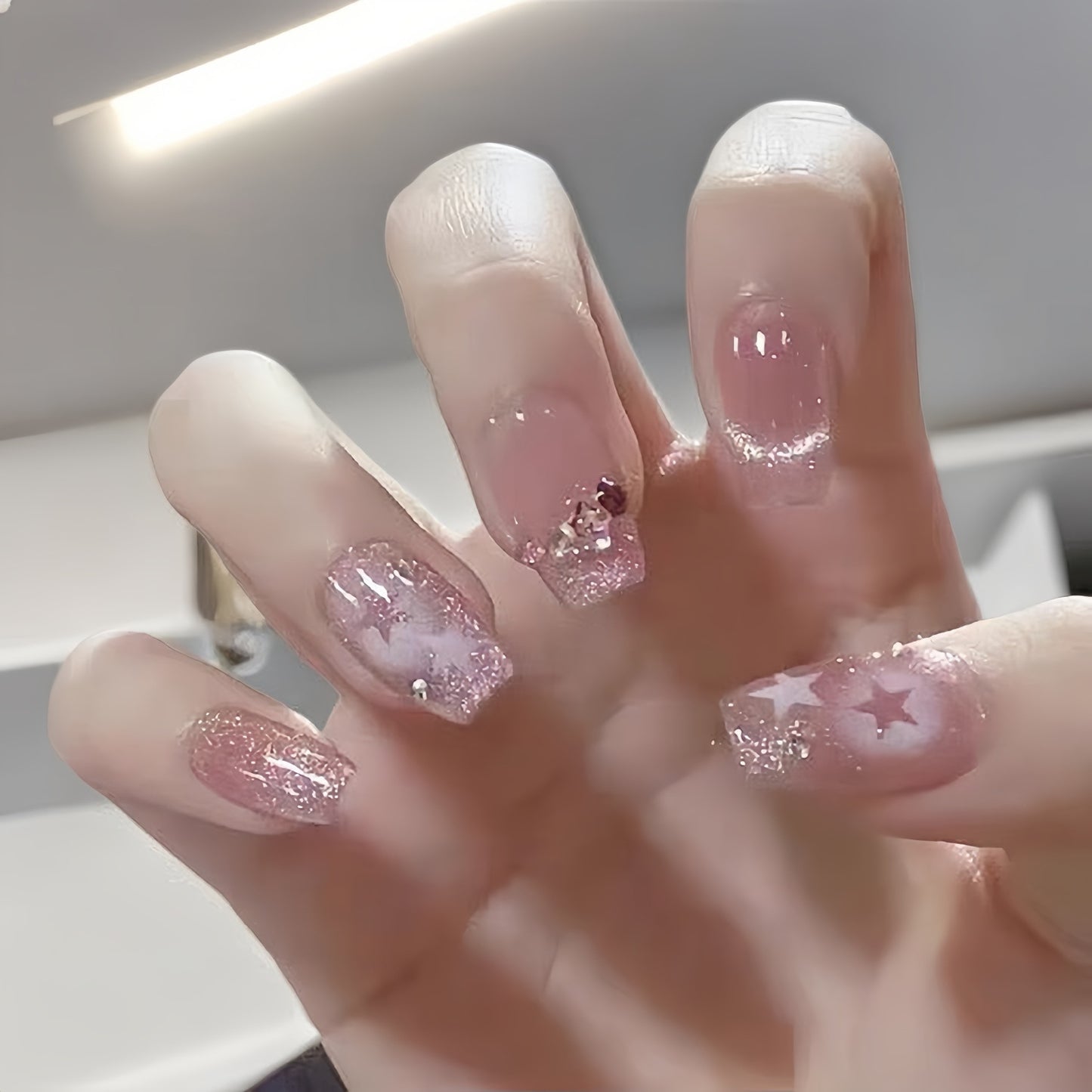 Kunstnägel mit Süßem Tiermotiv und Eleganter French-Spitze Brehn