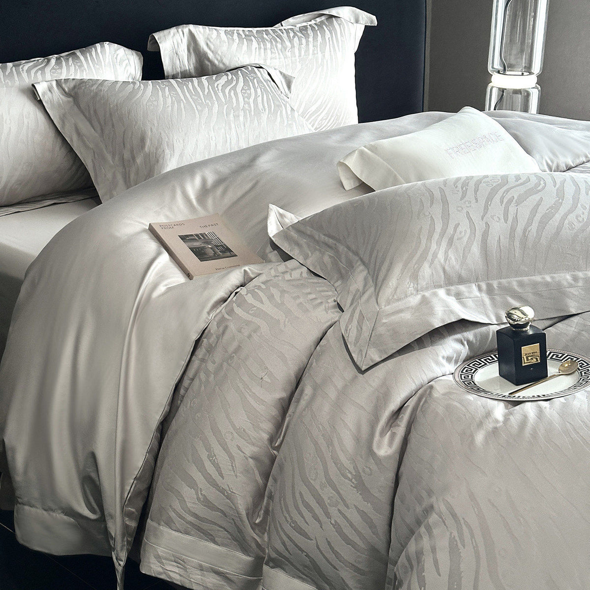 Umkehrbare strukturierte Sateen-Jacquard Bettbezugset mit Satin Saum und Kissenbezügen