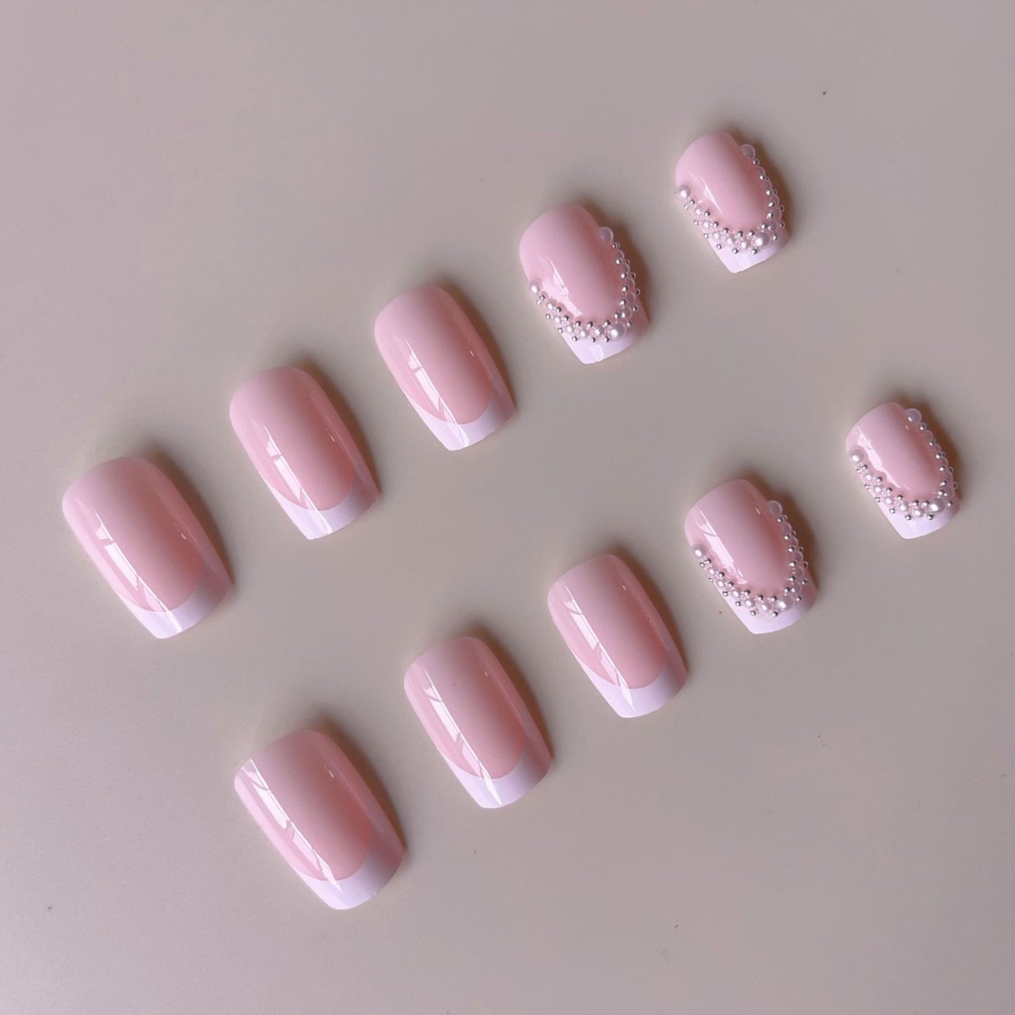 Kunstnagelset mit luxuriösen eleganten Verzierungen Brehn
