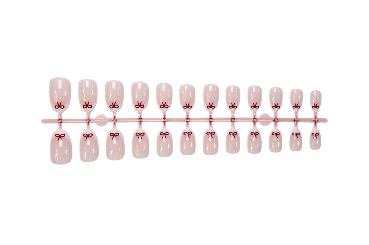Kunstnagelset mit romantischen Schleifen-Motiven und französischem Design Brehn