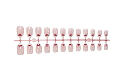 Kunstnagelset mit romantischen Schleifen-Motiven und französischem Design Brehn