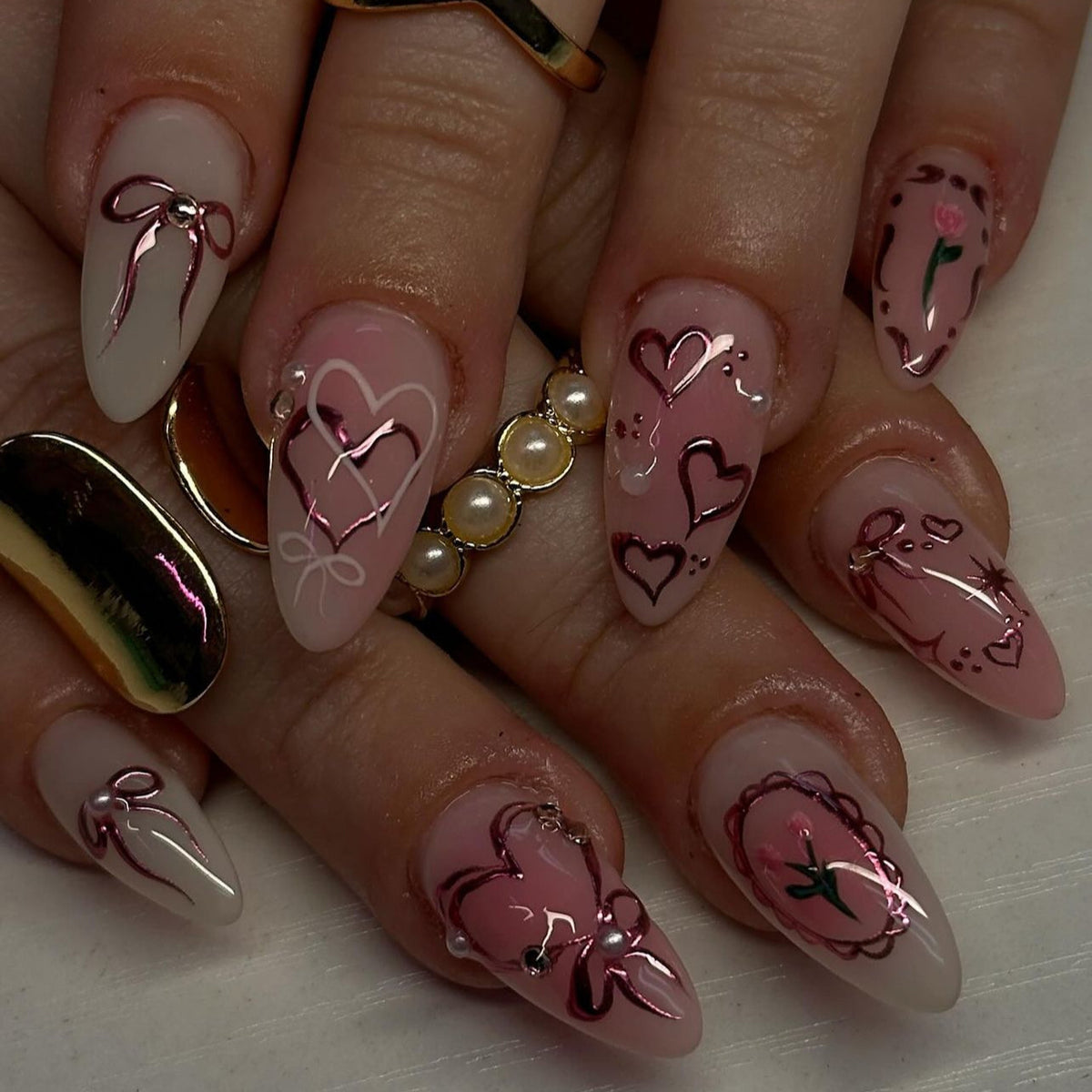 Kunstvolle Nagelkunst mit romantischem Herzdesign Brehn