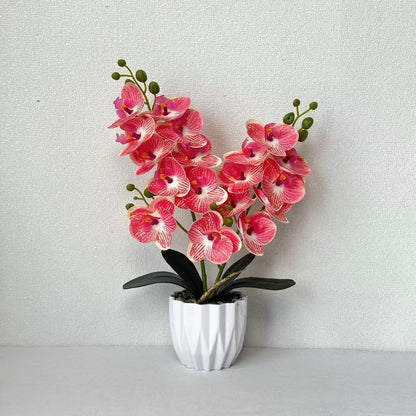 Dekoratives künstliches Orchideenarrangement für die Innendekoration zu Hause