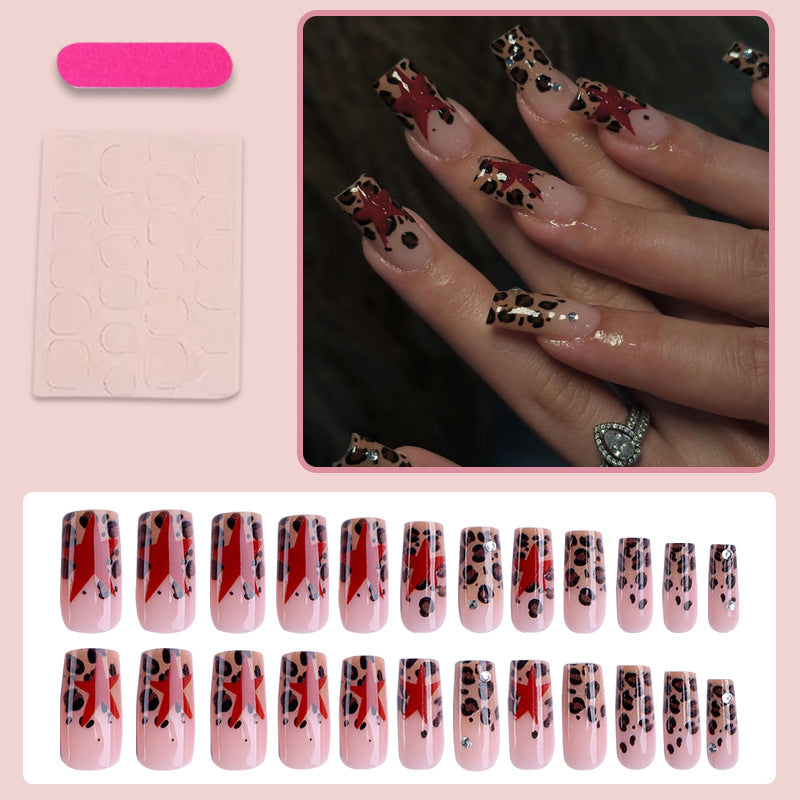 Kunstnagelset mit aufregendem Leoparden-Muster und glamourösen Akzenten Brehn