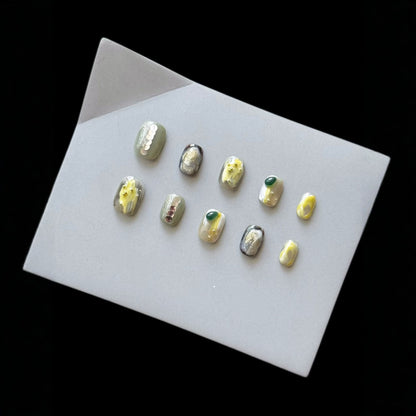 Künstlerisches Druck-Nagelset mit floralen und metallischen Akzenten