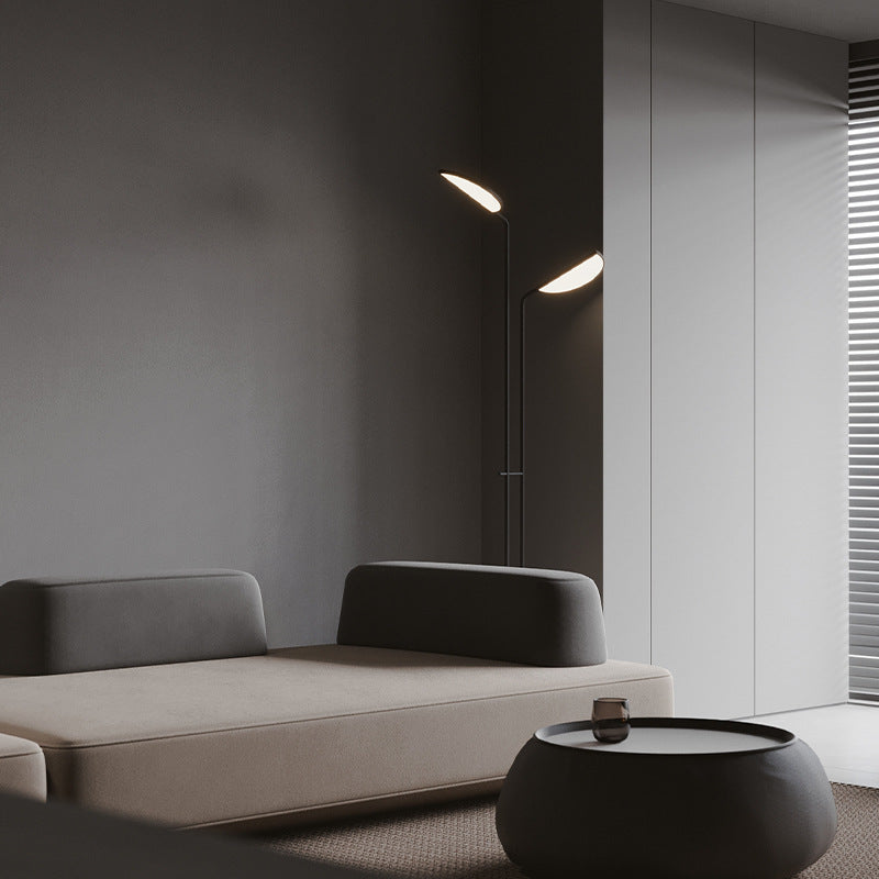 Moderne verstellbare Stehlampe mit doppelten Schirmen