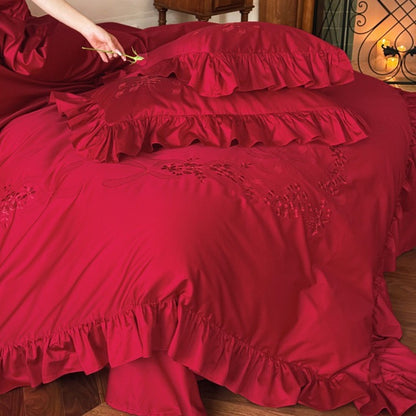 Baumwoll-Satin Bettwäsche-Garnitur mit dekorischen Volants und feiner Reliefstickerei Brehn
