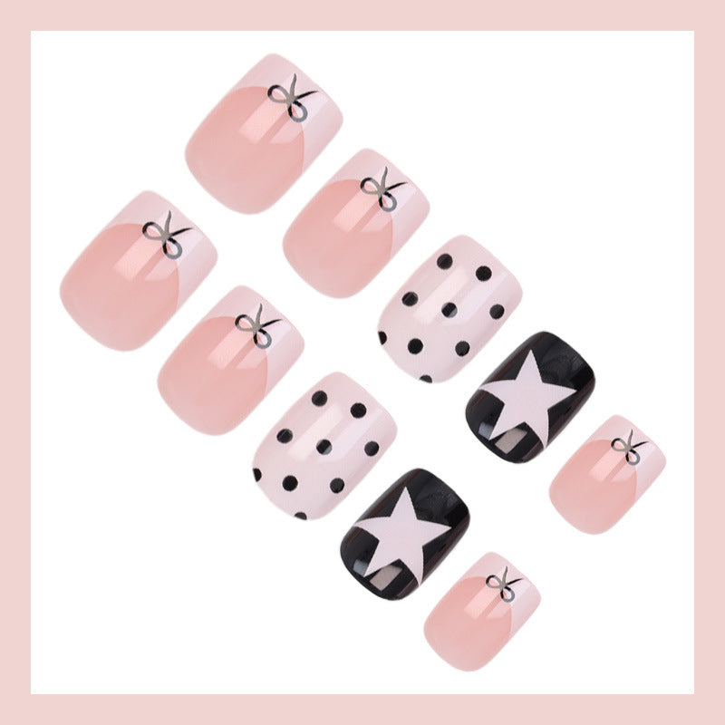 Kunstnagelset mit verspielten Punkten und Sternenmotiven Brehn