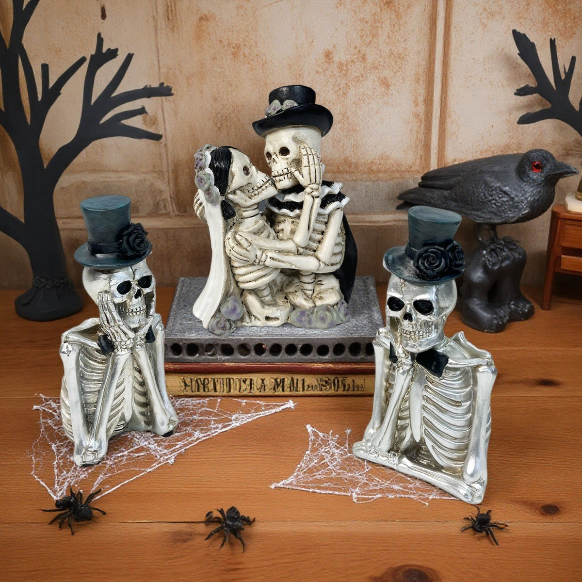 Stilvolle Skelettfigur mit Zylinder und schwarzer Rose Brehn