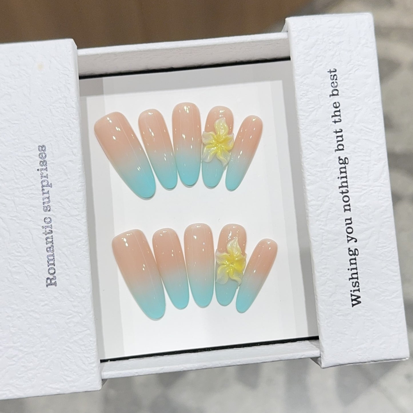 Kunstnägel mit Zauberhaftem Ombre-Effekt und Floralen Akzenten Brehn