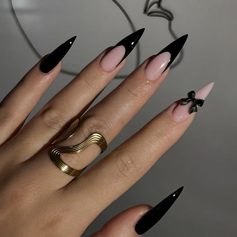 Kunstnagelset mit elegantem Schwarz-Weiß-Design und spielerischen Akzenten Brehn