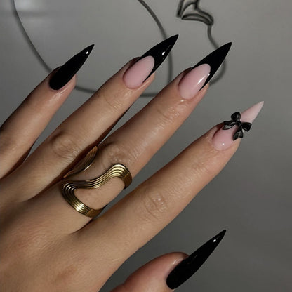 Kunstnagelset mit elegantem Schwarz-Weiß-Design und spielerischen Akzenten Brehn