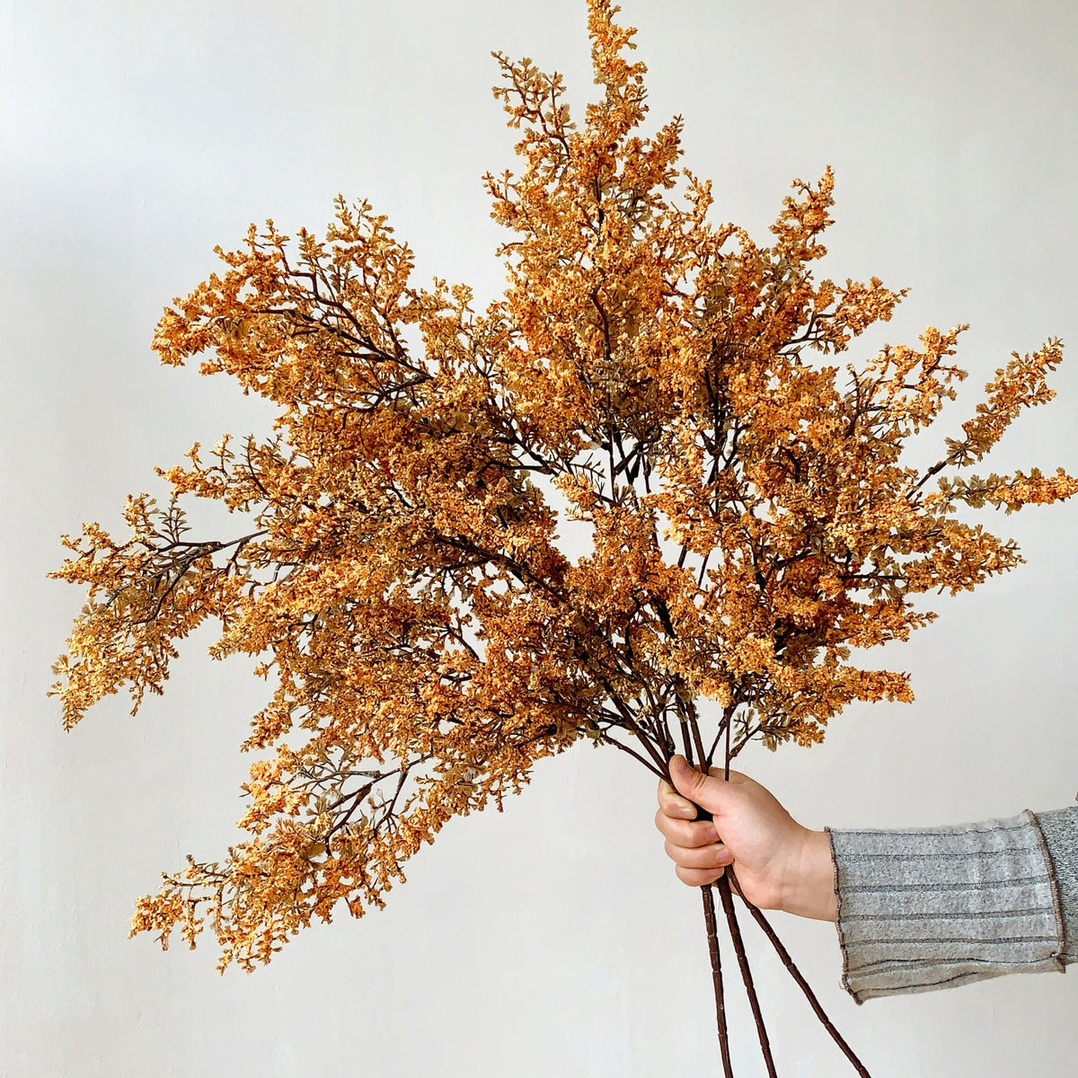 Dekorative Blumenanordnung für die Wohnkultur