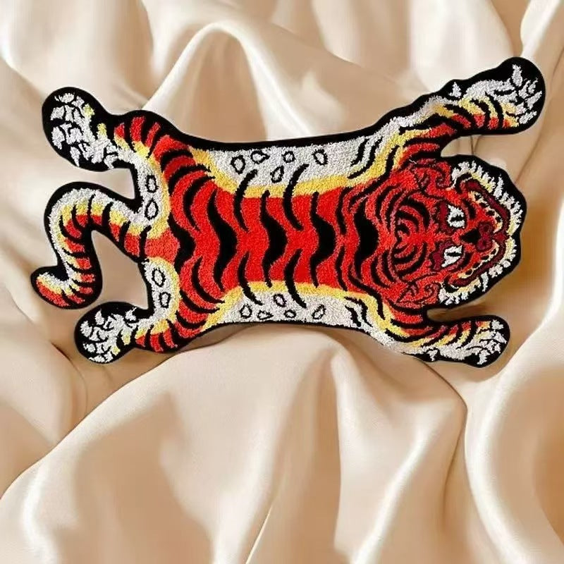 Tiger-förmiger gestickter Akzentteppich
