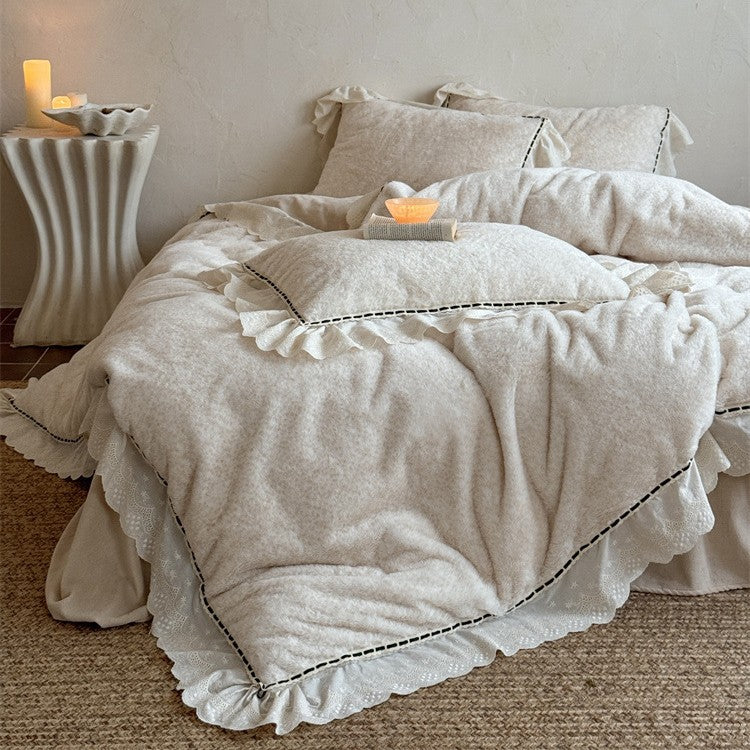 Romantische Bettwäsche-Garnitur mit Rüschen, Spitze und dezentem Blumenmuster Brehn