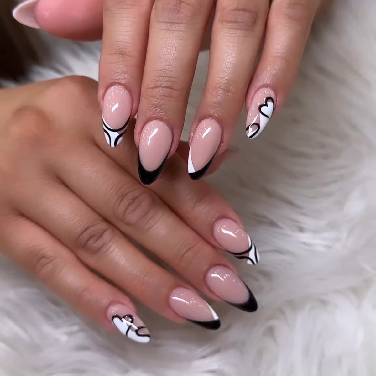 Kunstvolle Stiletto-Nägel mit elegantem Schwarz-Weiß-Design Brehn