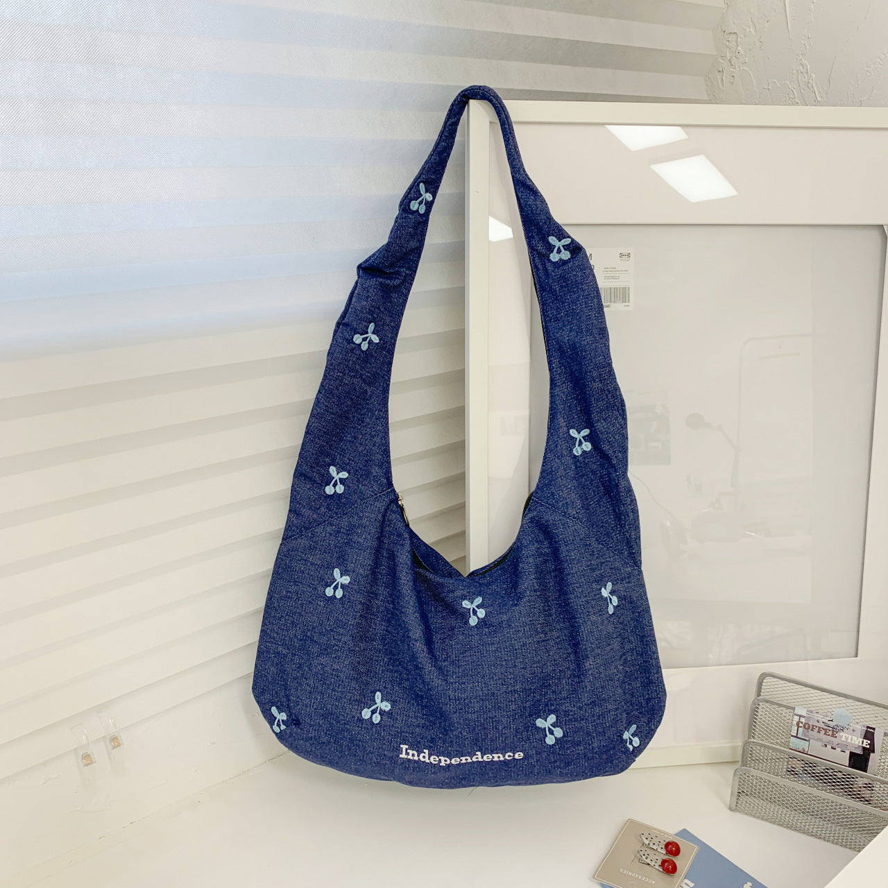Bequeme Schultertasche mit Originellem Stickmotiv Brehn