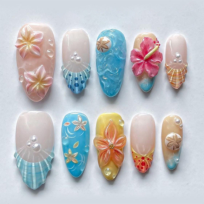 Elegantes Kunstnagelset mit floralen Details und Glitzerakzenten Brehn