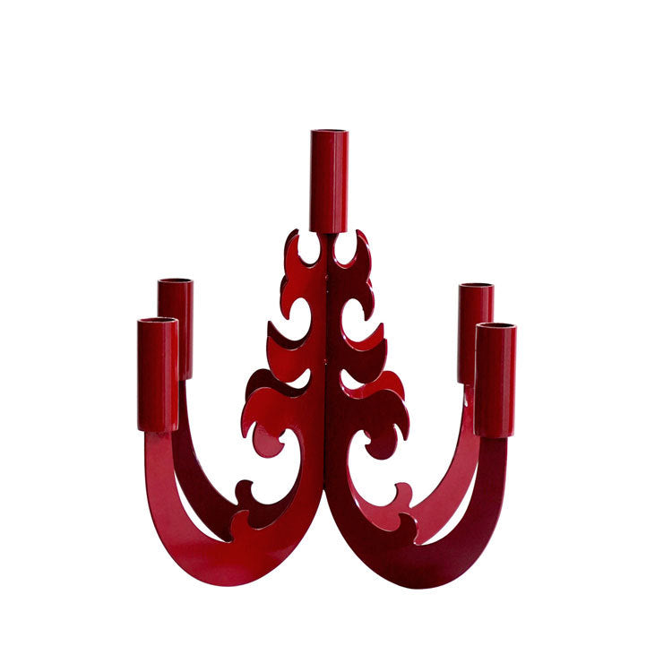 Verschnörkelter Metallkerzenhalter