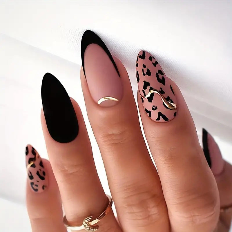 Kunstnagelset mit glamourösem Leopardenmuster und eleganten Akzenten Brehn