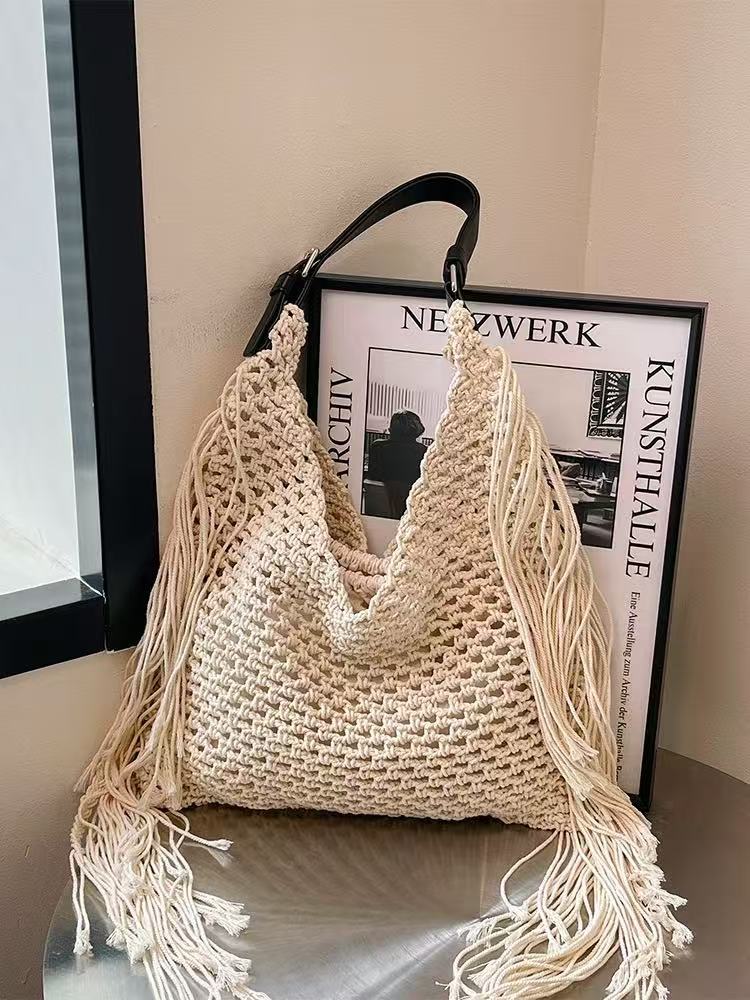 Damen Makramee Handtasche mit fransigen Details Brehn