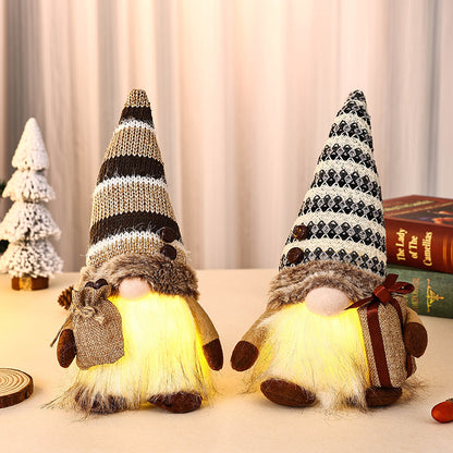 Dekorativer Weihnachtsgnom mit Geschenkpäckchen Brehn