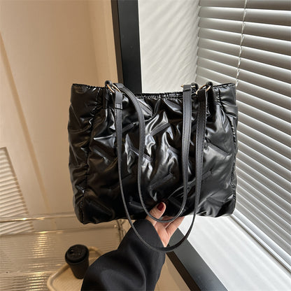 Stylische gepolsterte Nylon-Schultertasche