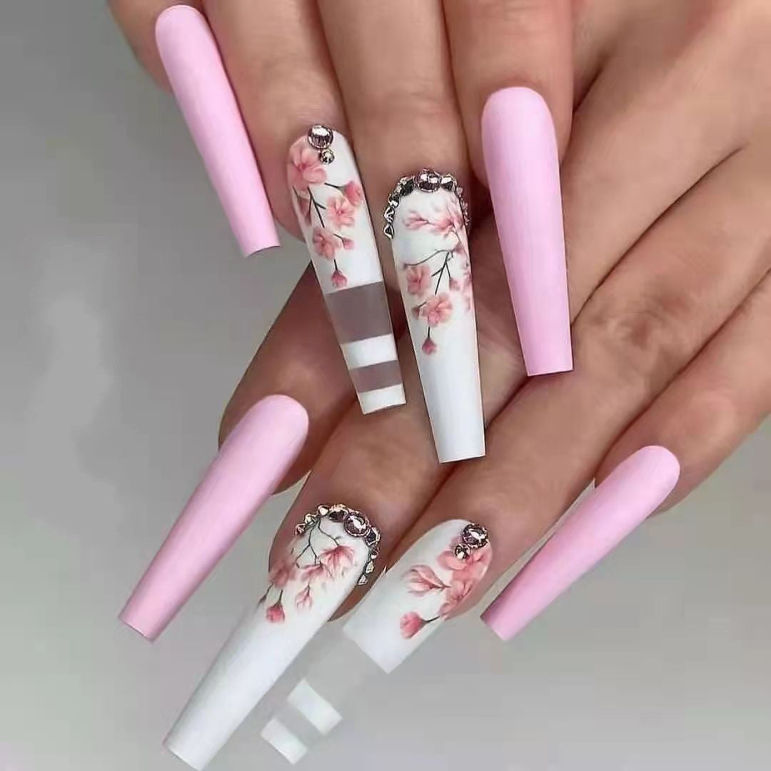 Kunstnägel mit floralen Verzierungen Brehn