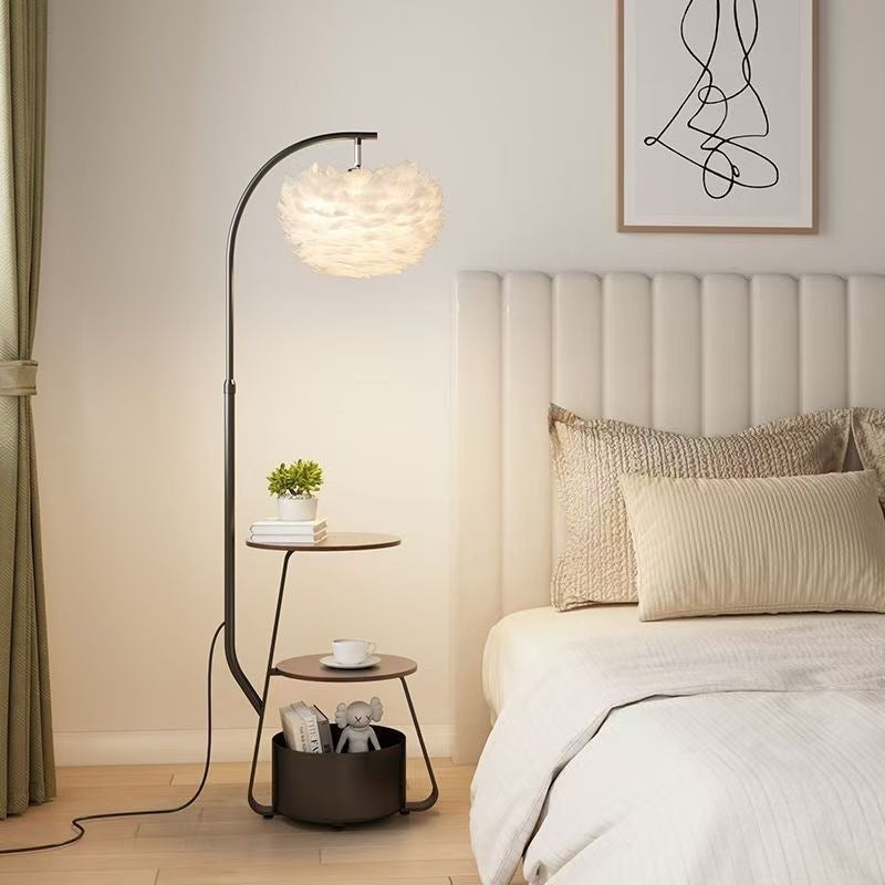 Künstlerische Stehlampe mit elegantem Federlampenschirm