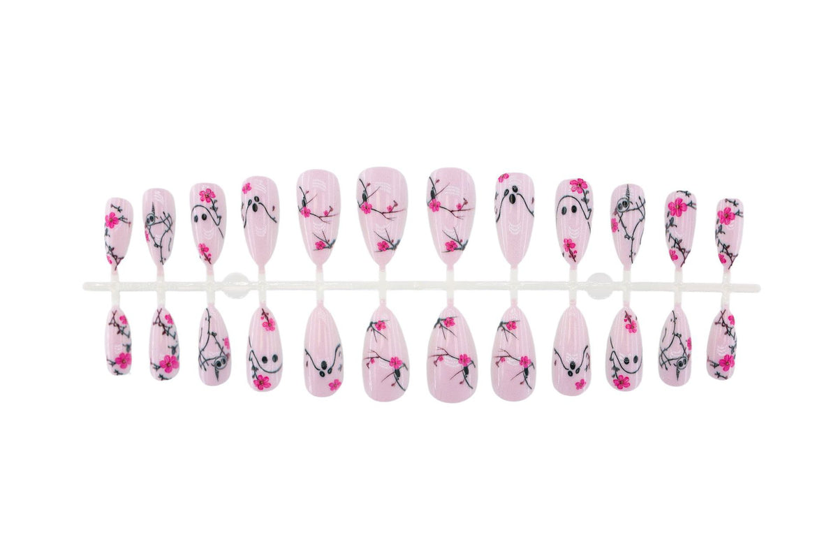 Kunstnagelset mit verspielten Geister- und Blumenmotiven Brehn
