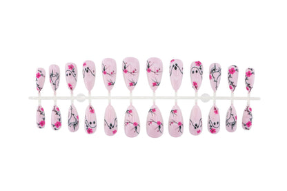 Kunstnagelset mit verspielten Geister- und Blumenmotiven Brehn