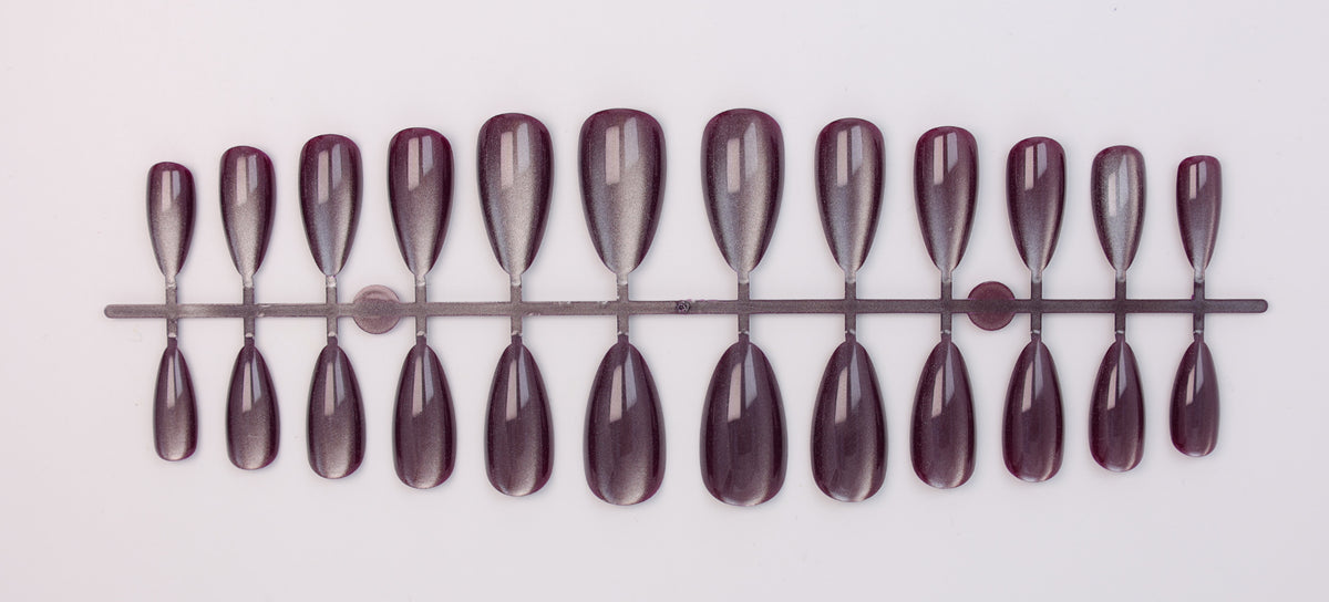 Kunstnagelset mit schimmernden Designs Brehn