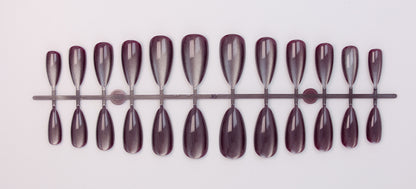 Kunstnagelset mit schimmernden Designs Brehn
